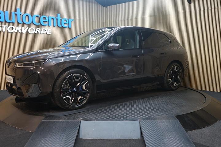 Grå BMW iX fra 2023