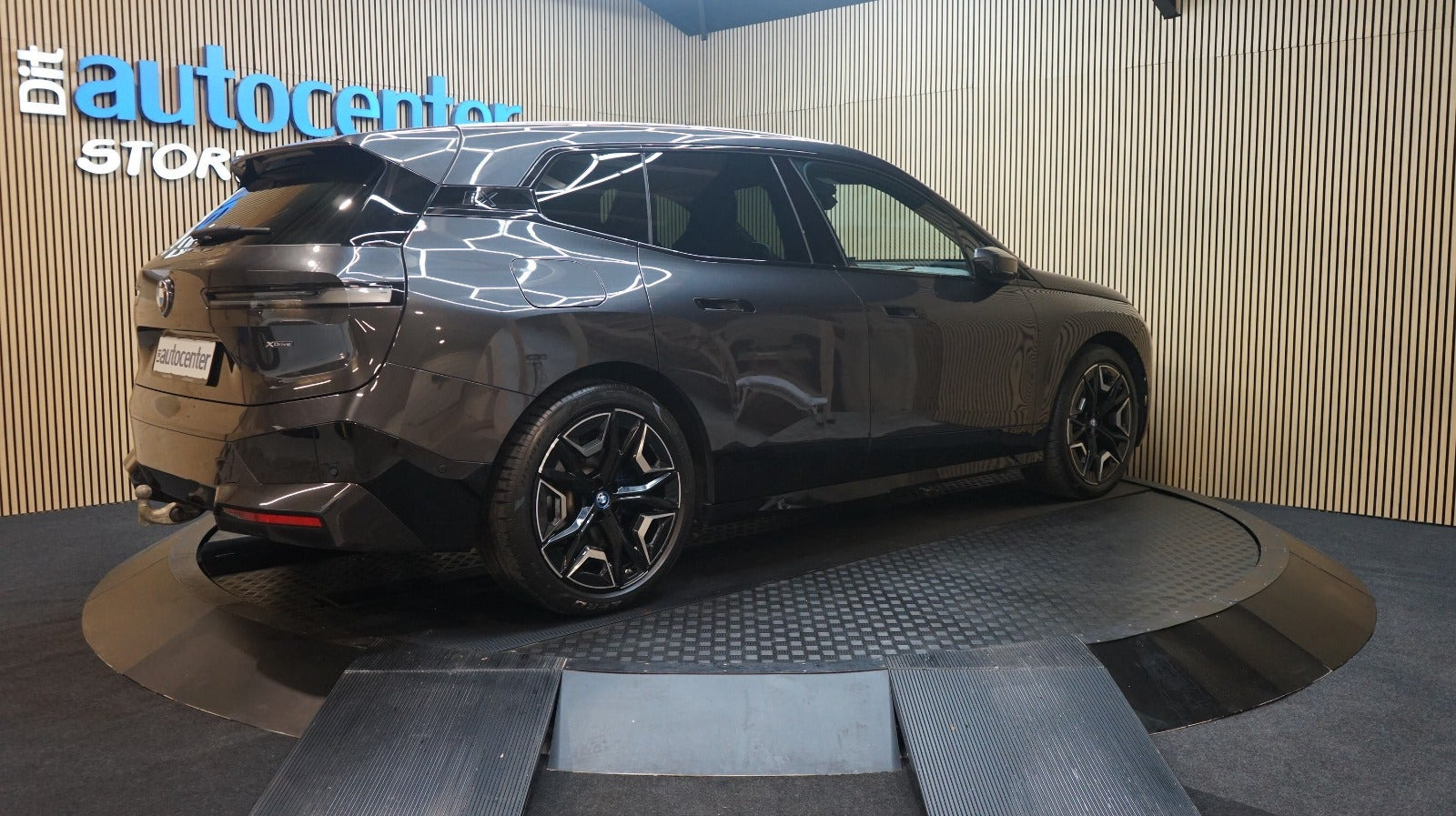 Grå BMW iX fra 2023