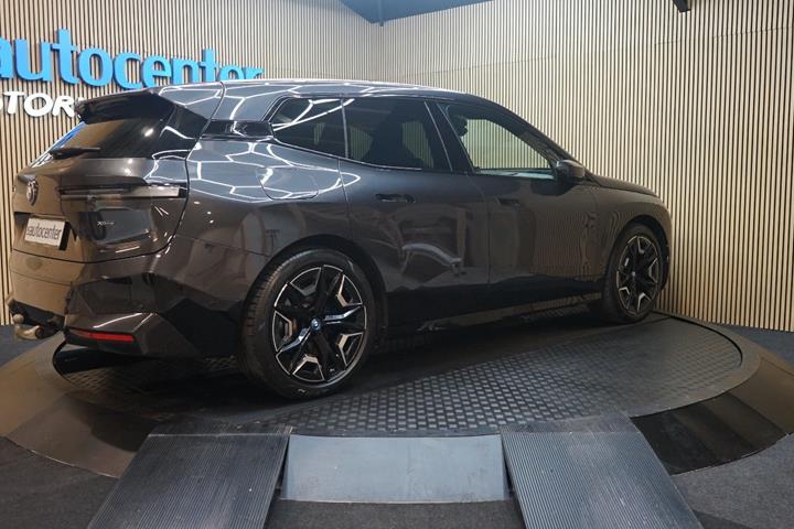 Grå BMW iX fra 2023