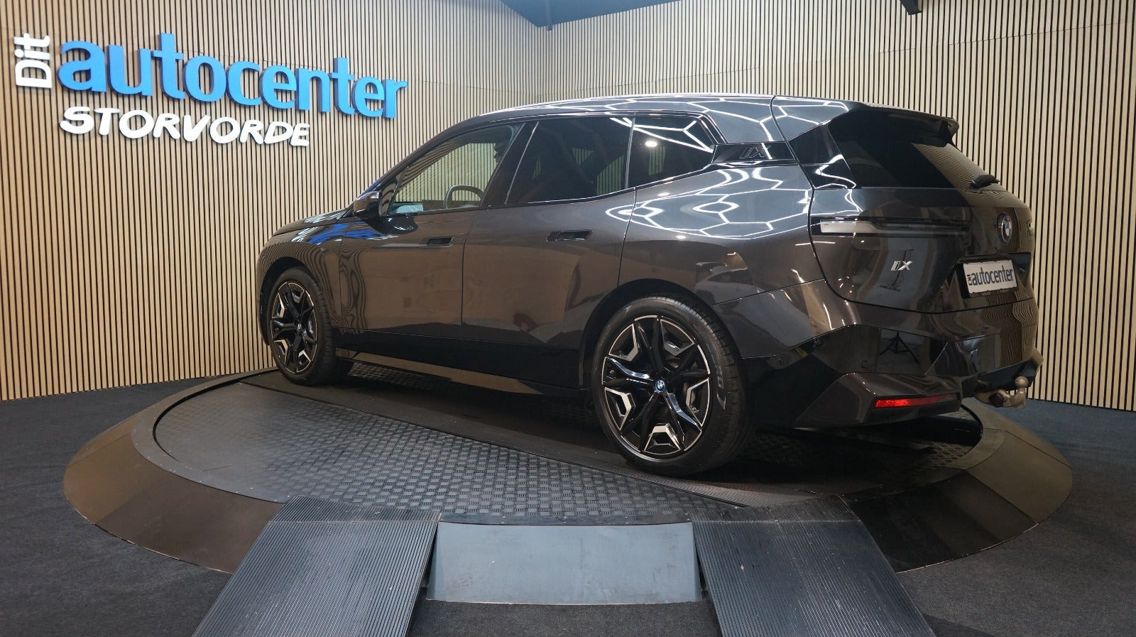 Grå BMW iX fra 2023