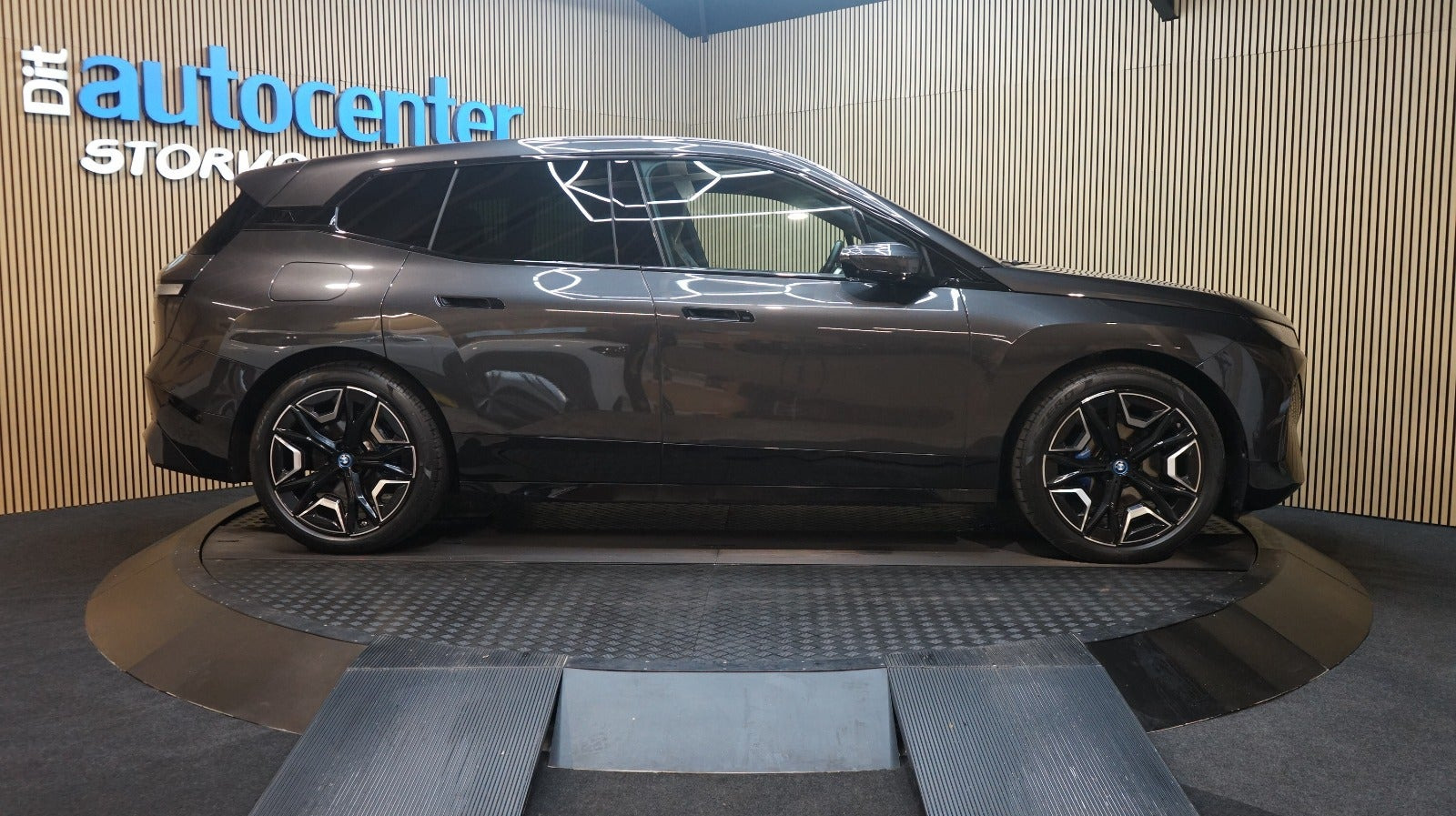 Grå BMW iX fra 2023
