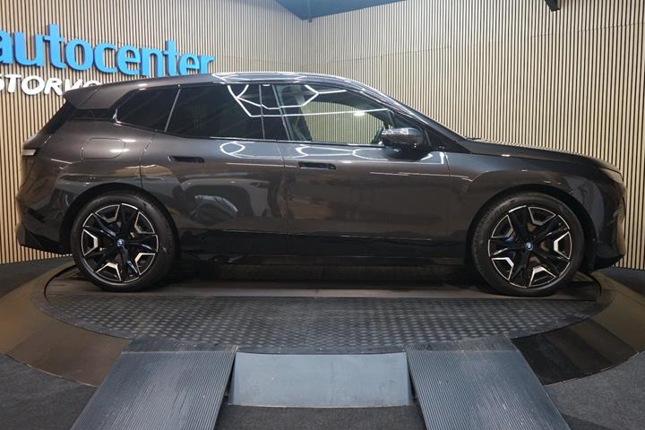 Grå BMW iX fra 2023