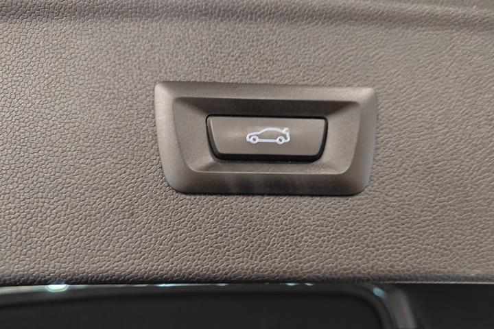 Grå BMW iX fra 2023