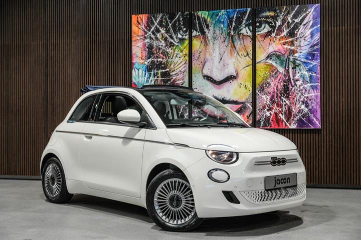 Hvid Fiat 500e fra 2023
