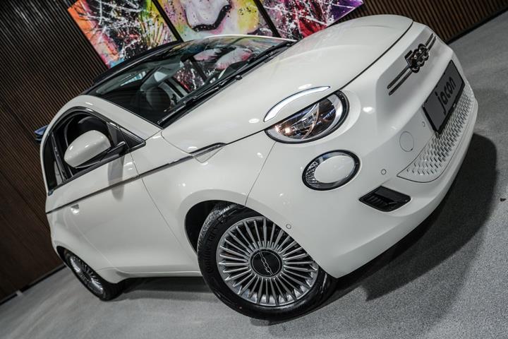 Hvid Fiat 500e fra 2023