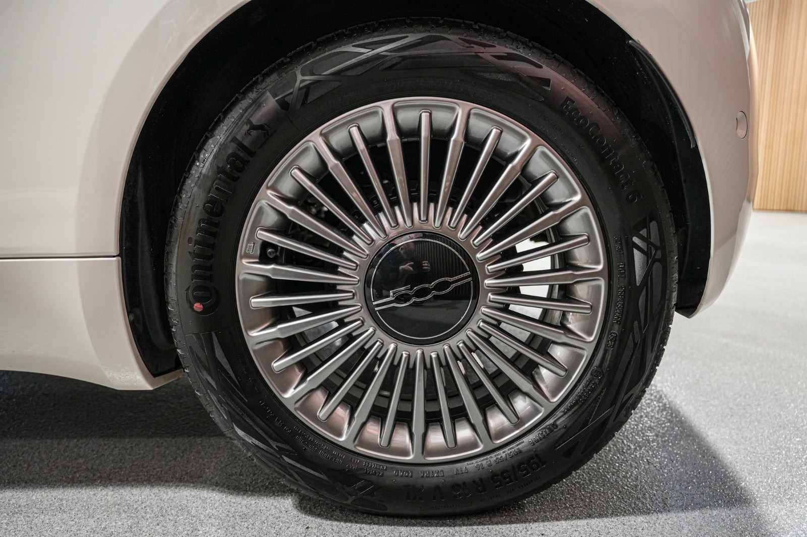Hvid Fiat 500e fra 2023