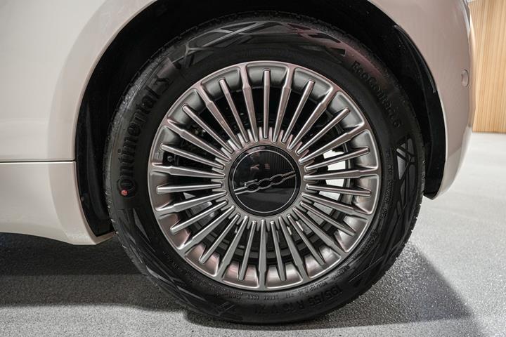 Hvid Fiat 500e fra 2023