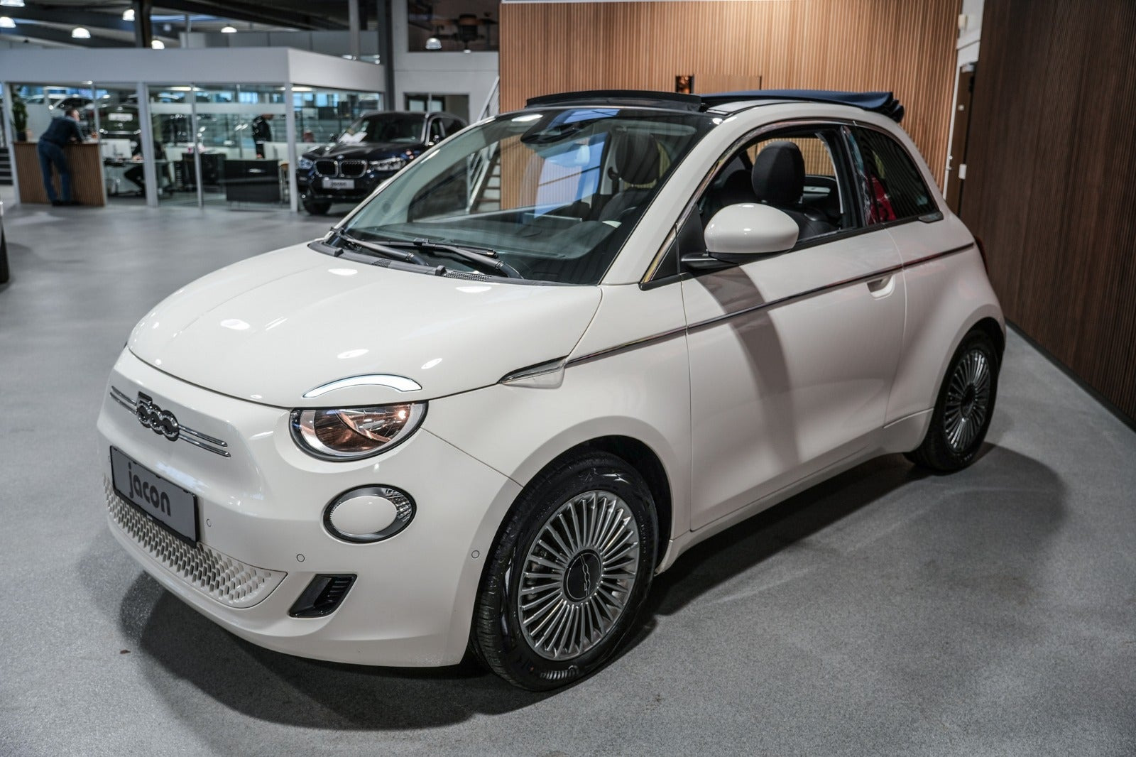 Hvid Fiat 500e fra 2023