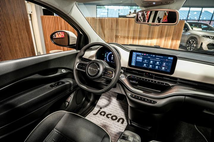 Hvid Fiat 500e fra 2023