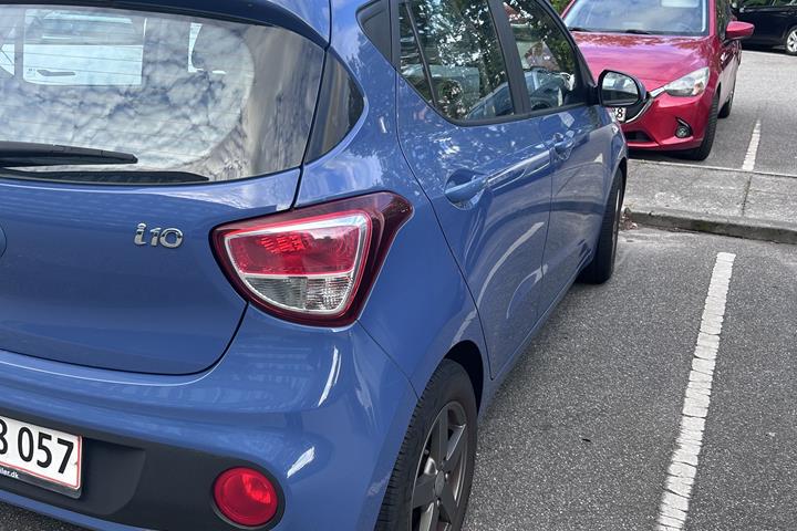 Blå Hyundai i10 fra 2017