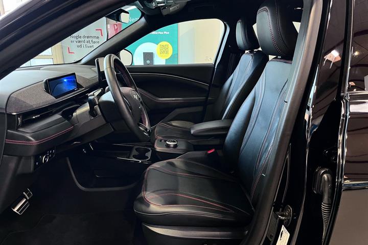 Sort Ford Mustang Mach-E fra 2023