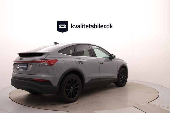 Grå Audi Q4 fra 2022