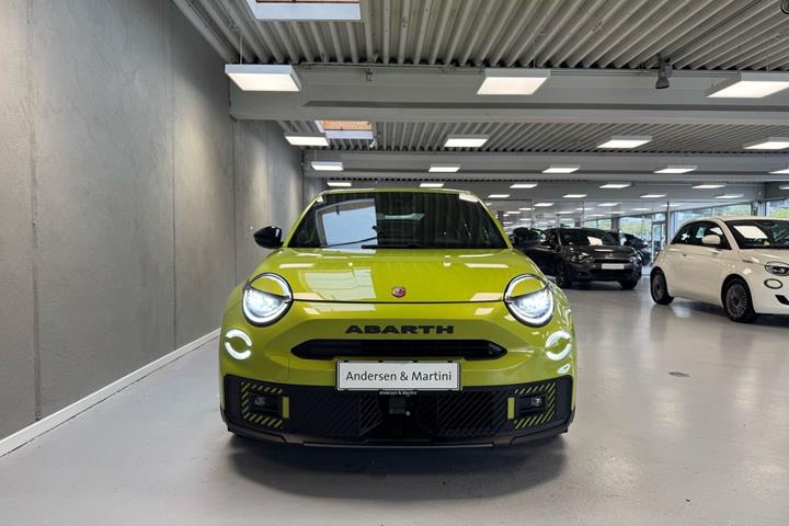 Grøn Abarth 600e fra 2025