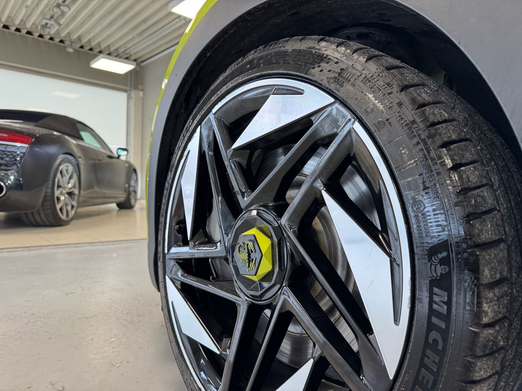 Grøn Abarth 600e fra 2025