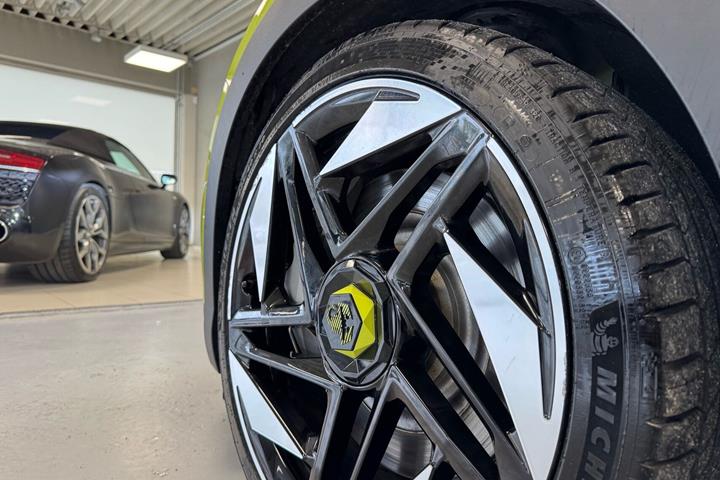 Grøn Abarth 600e fra 2025