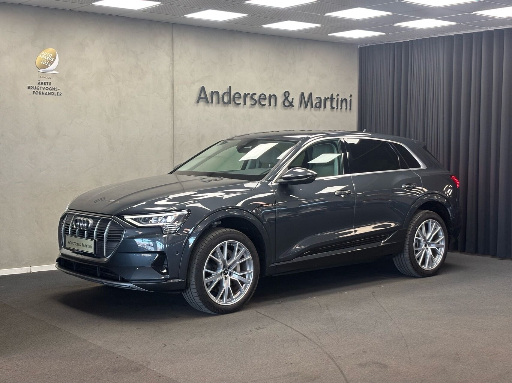 Grå Audi e-tron fra 2023