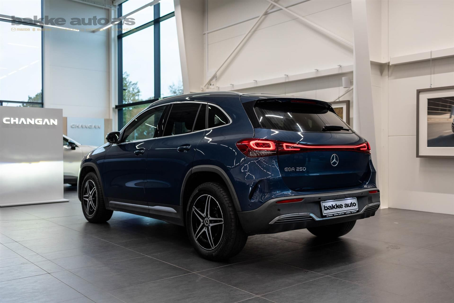 Blå Mercedes EQA250 fra 2021