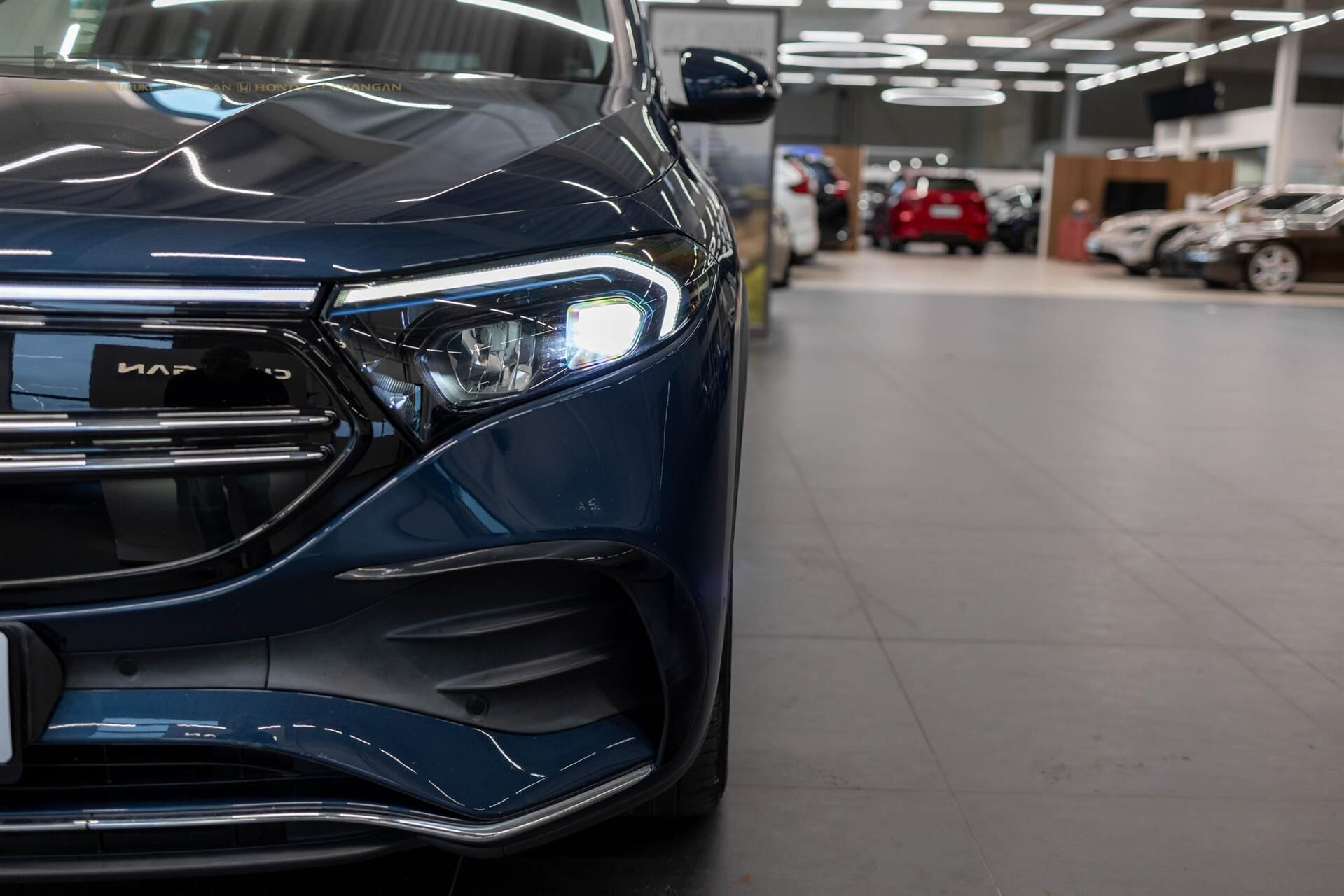 Blå Mercedes EQA250 fra 2021