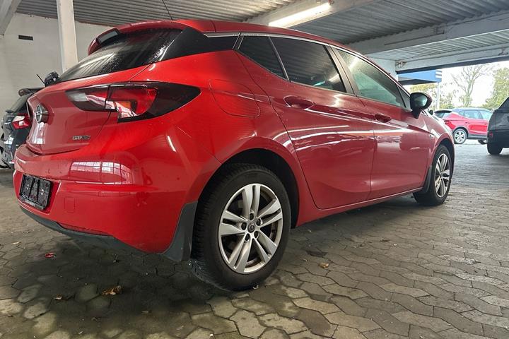 Rød Opel Astra fra 2018