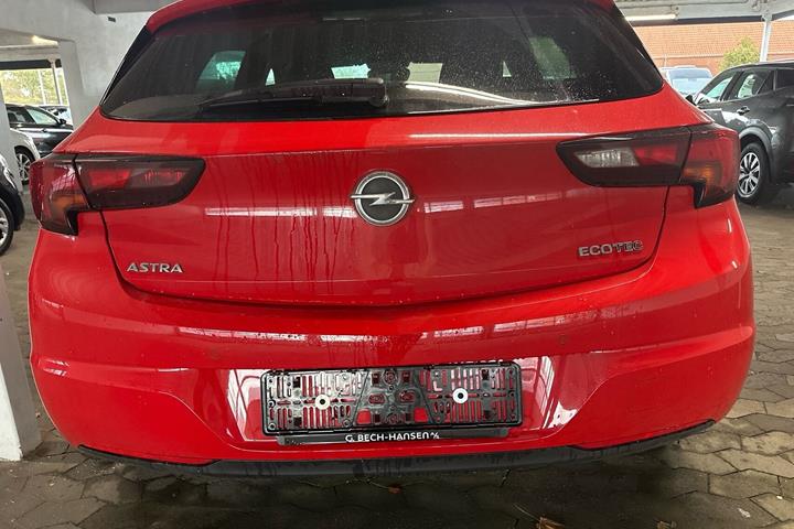 Rød Opel Astra fra 2018