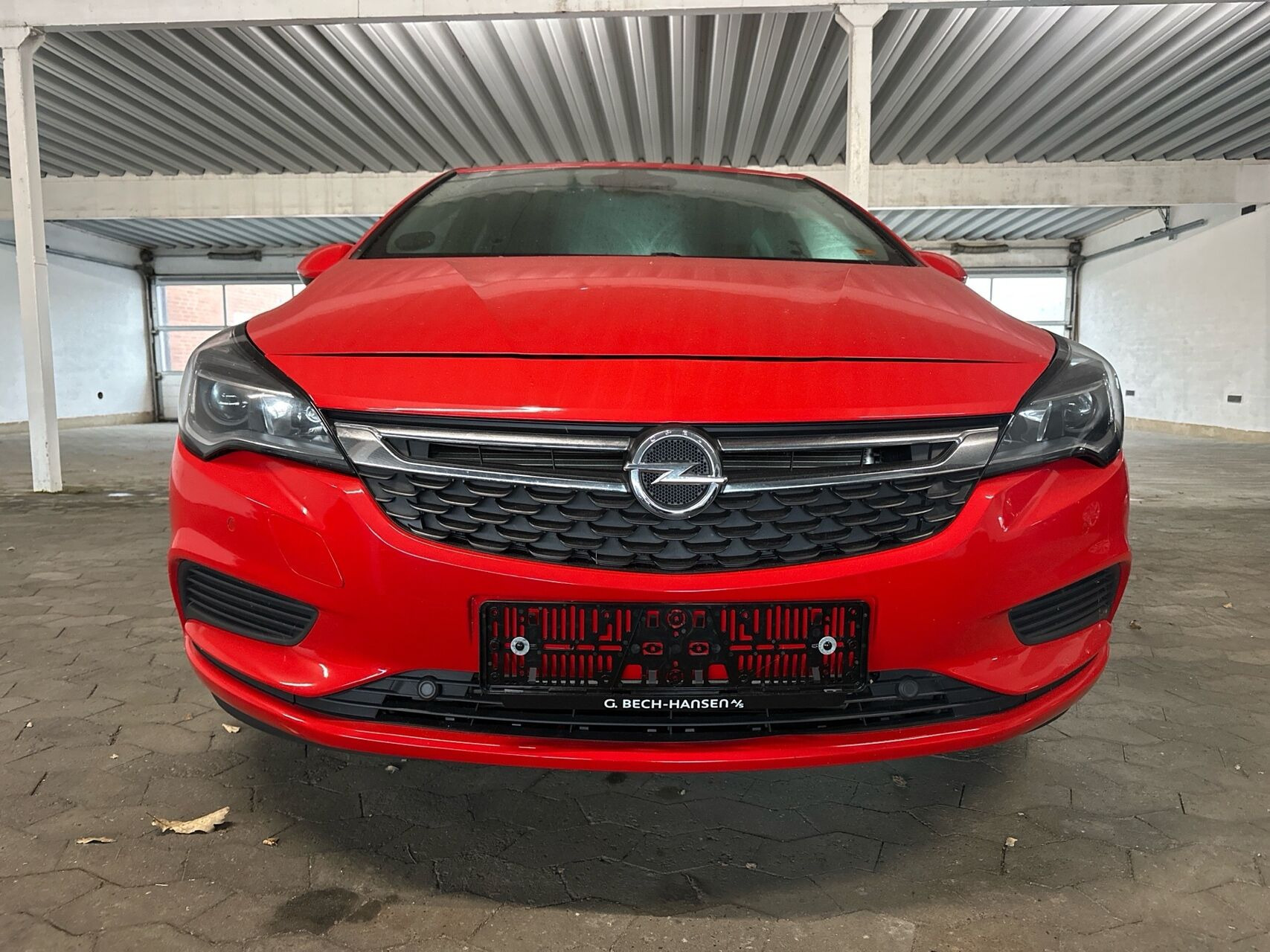 Rød Opel Astra fra 2018