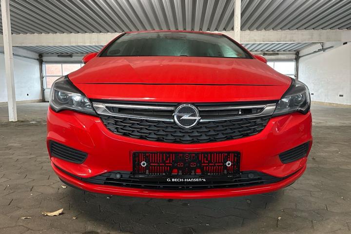 Rød Opel Astra fra 2018