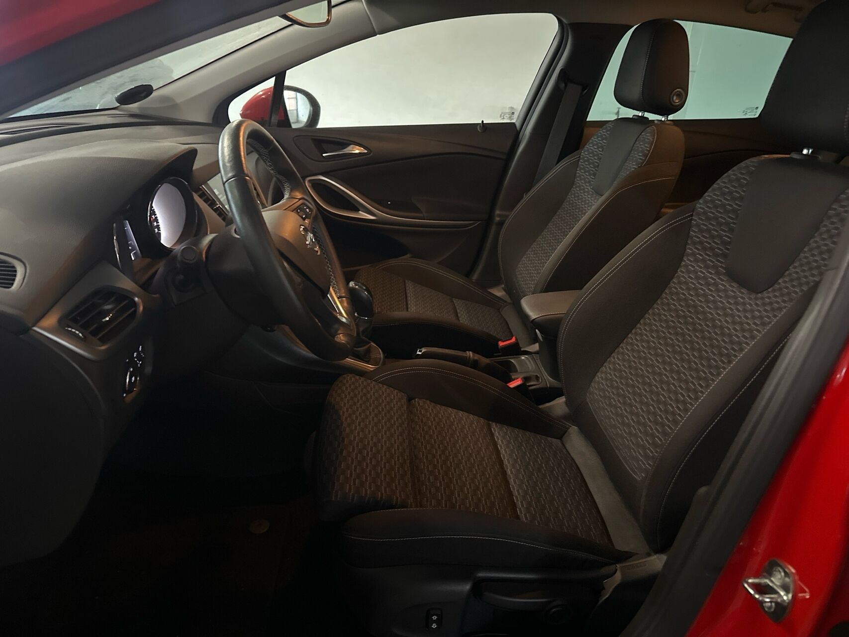 Rød Opel Astra fra 2018