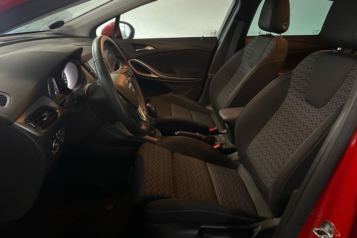 Rød Opel Astra fra 2018