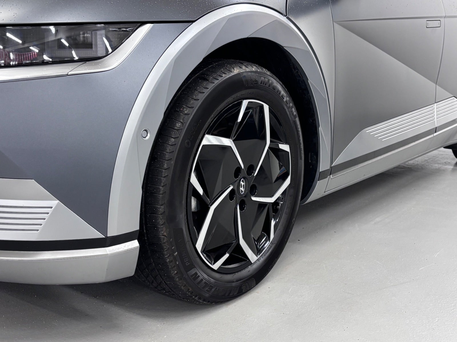 Grå Hyundai Ioniq 5 fra 2024
