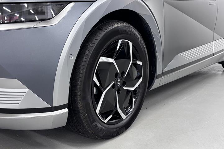 Grå Hyundai Ioniq 5 fra 2024