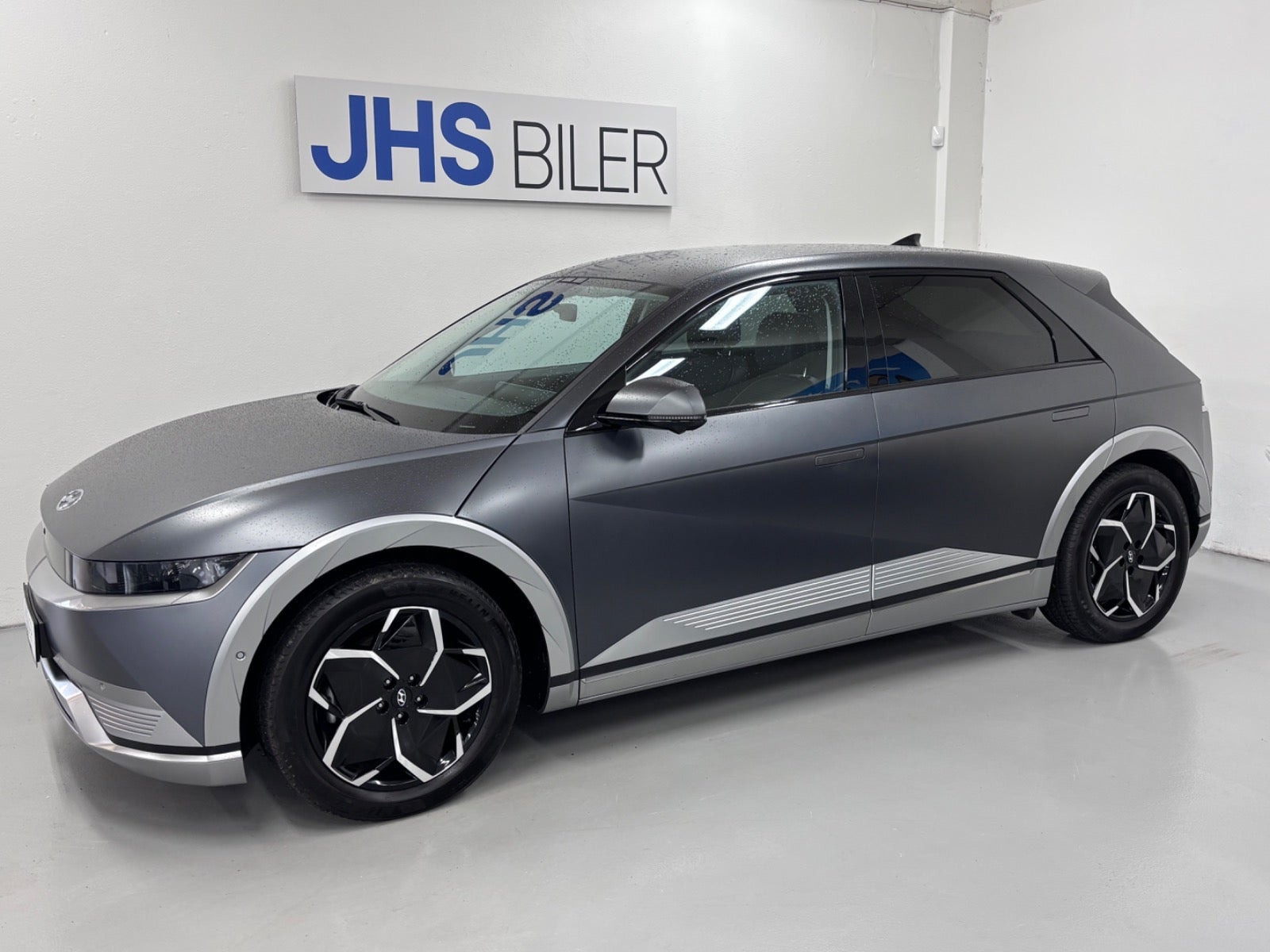 Grå Hyundai Ioniq 5 fra 2024