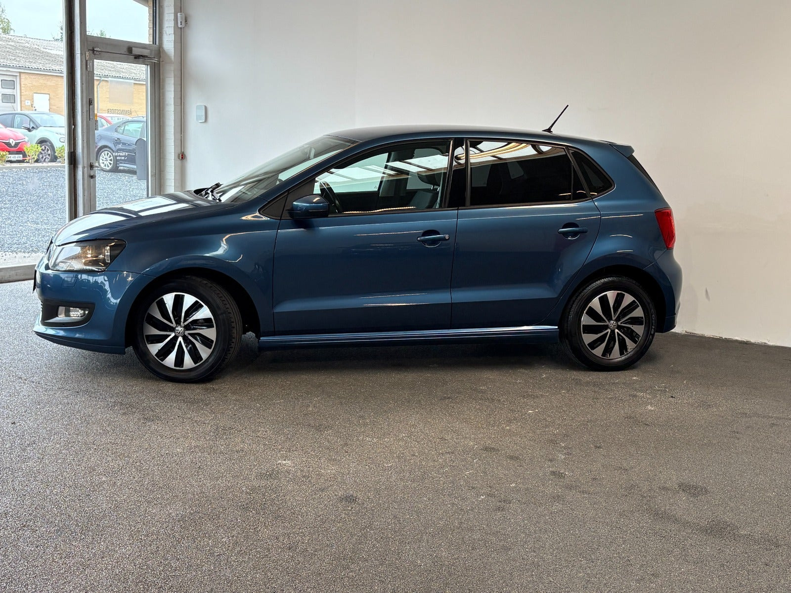 Blå VW Polo fra 2017