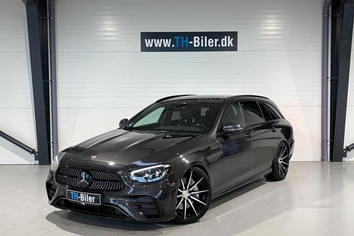 Sort Mercedes E300 de fra 2021 set udefra