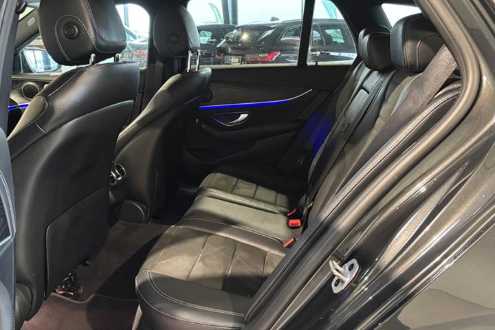 Sort Mercedes E300 de fra 2021