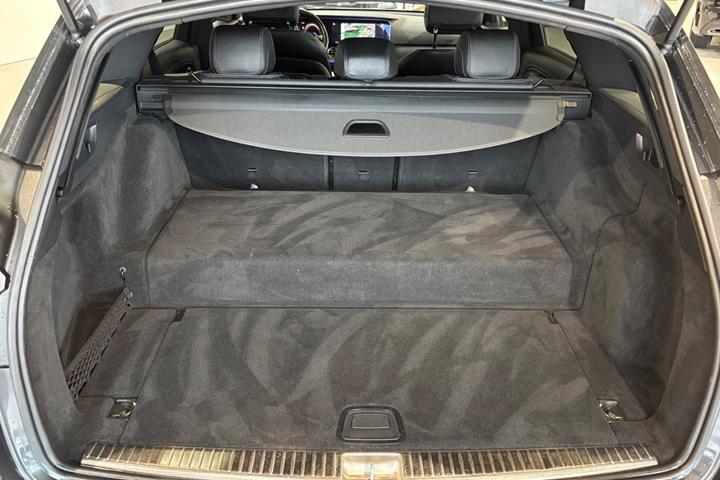 Sort Mercedes E300 de fra 2021