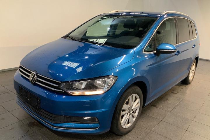 Blå VW Touran fra 2021 set udefra