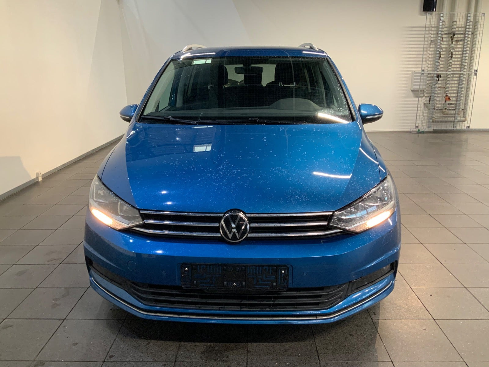 Blå VW Touran fra 2021