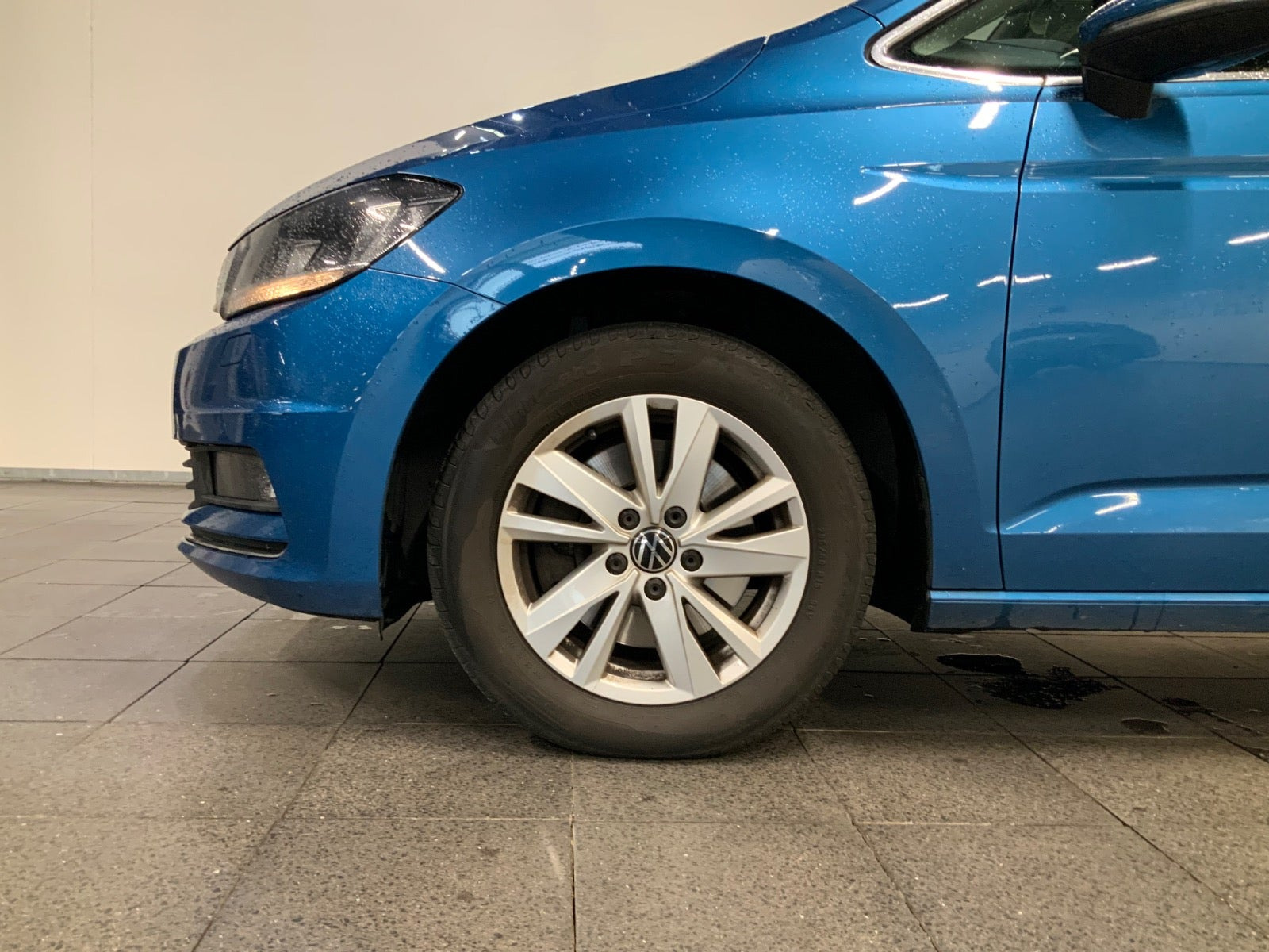 Blå VW Touran fra 2021