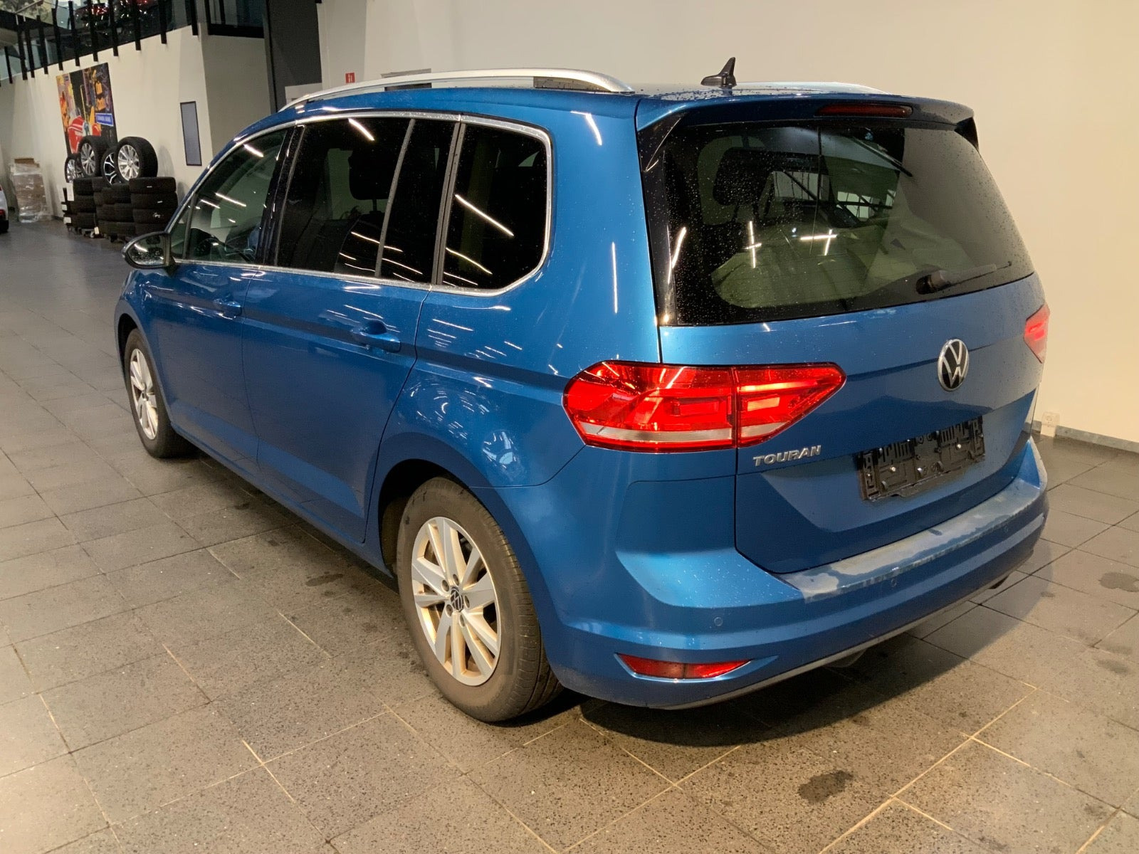 Blå VW Touran fra 2021