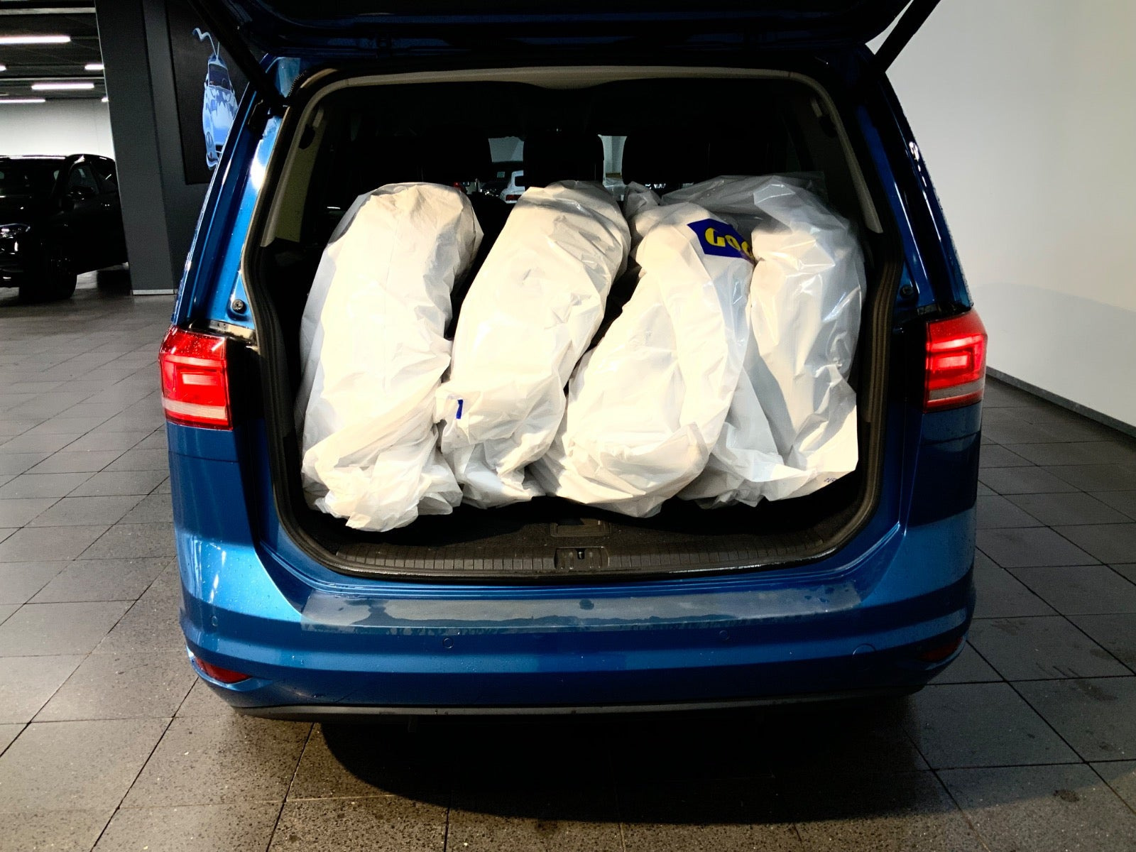 Blå VW Touran fra 2021