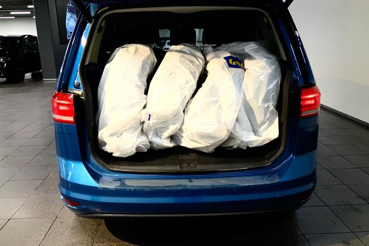 Blå VW Touran fra 2021