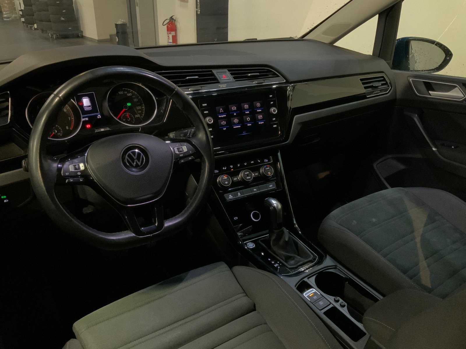 Blå VW Touran fra 2021