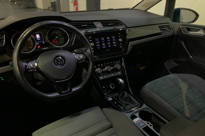 Blå VW Touran fra 2021