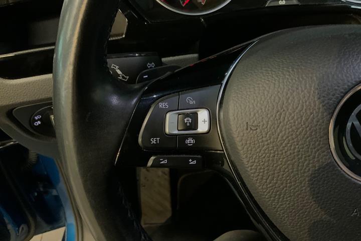 Blå VW Touran fra 2021