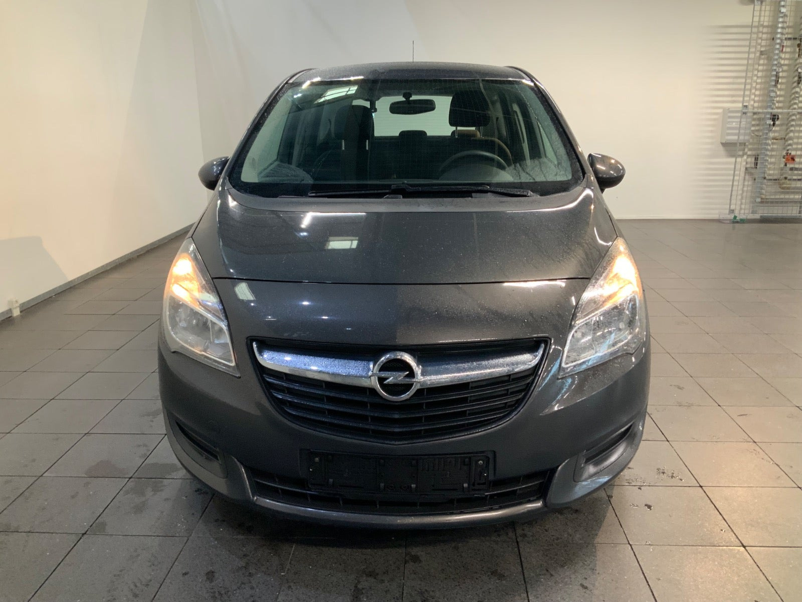 Grå Opel Meriva fra 2015