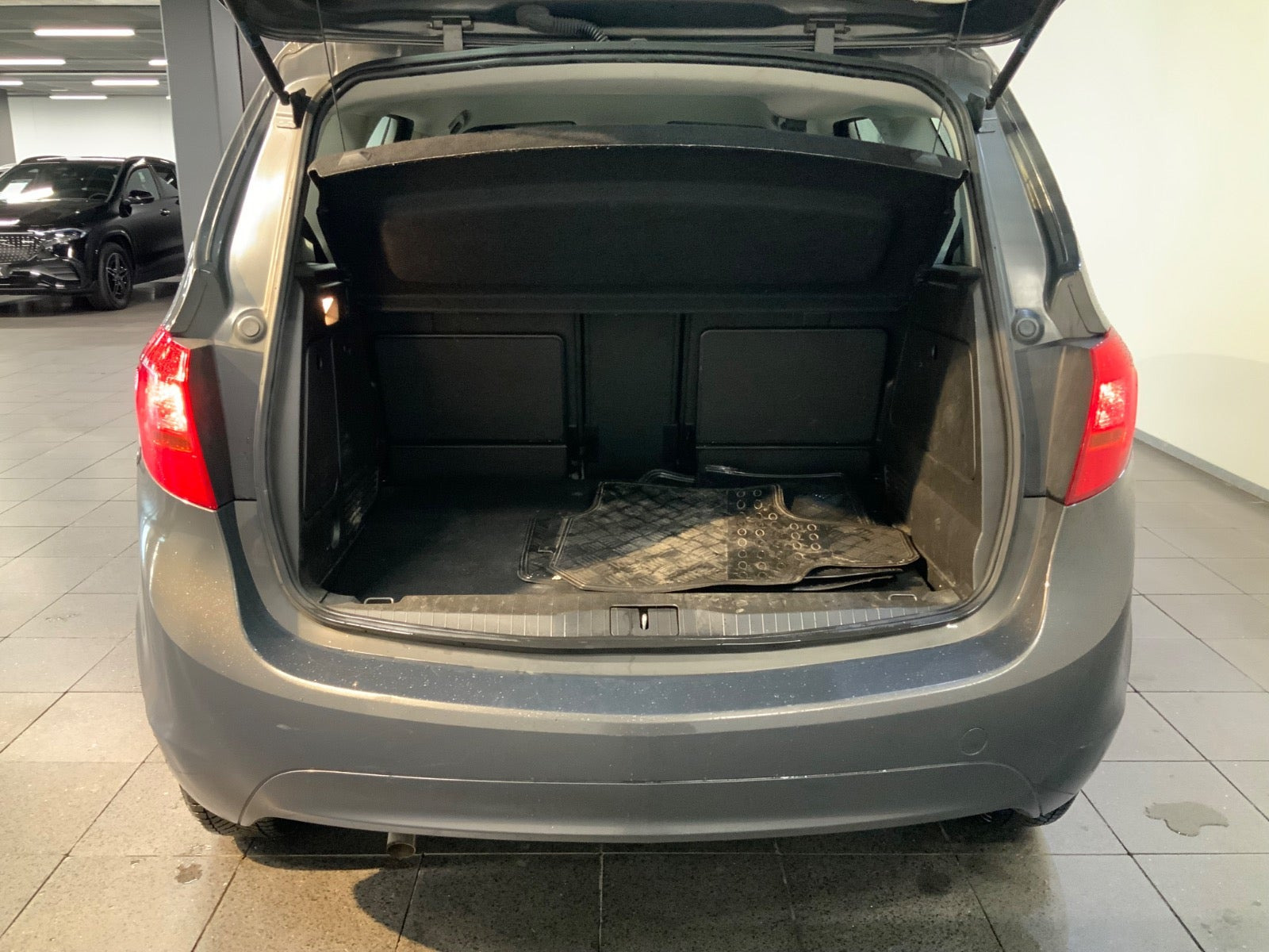 Grå Opel Meriva fra 2015