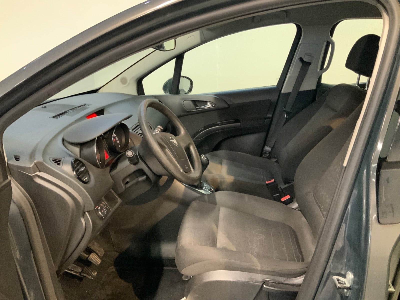 Grå Opel Meriva fra 2015
