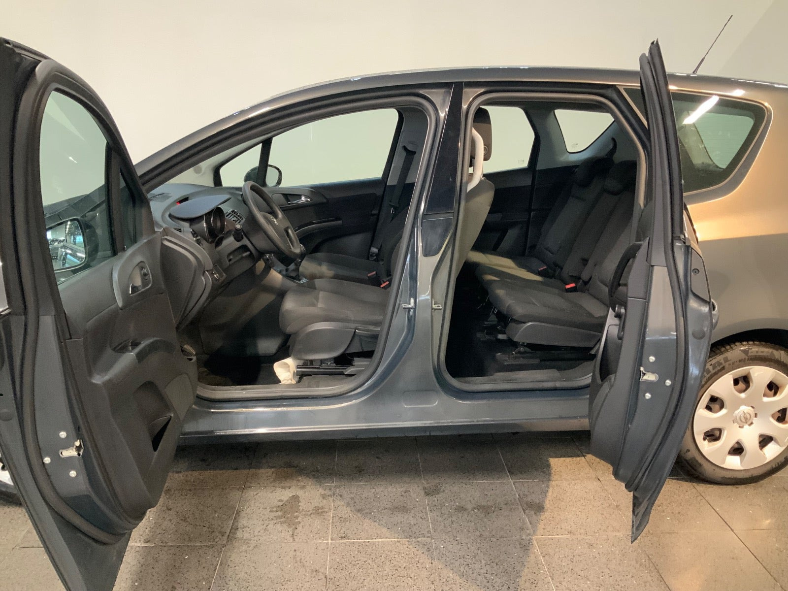 Grå Opel Meriva fra 2015