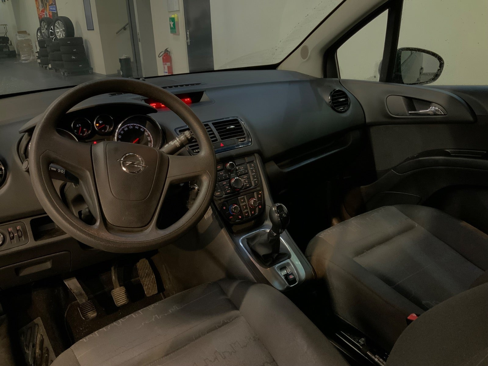 Grå Opel Meriva fra 2015