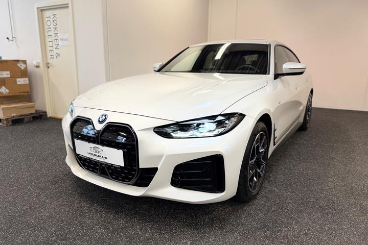 Hvid BMW i4 fra 2024 set udefra
